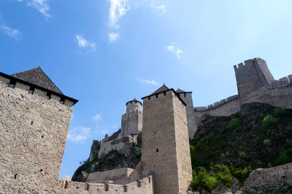 Fortaleza Golubac Cautivadora Vista Una Fortaleza Medieval Danubio Rodeada Impresionantes — Foto de Stock