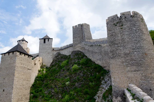 Fortaleza Golubac Cautivadora Vista Una Fortaleza Medieval Danubio Rodeada Impresionantes —  Fotos de Stock