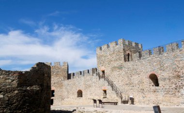 Sırbistan 'ın Ram Kalesi' nden nefes kesici bir manzara, görkemli Tuna Nehri 'nin büyüleyici manzarasını sunuyor. Tarihle doğal güzelliğin mükemmel bir karışımı. Tılsımı keşfet!