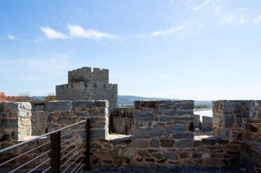 Sırbistan 'ın Ram Kalesi' nden nefes kesici bir manzara, görkemli Tuna Nehri 'nin büyüleyici manzarasını sunuyor. Tarihle doğal güzelliğin mükemmel bir karışımı. Tılsımı keşfet!