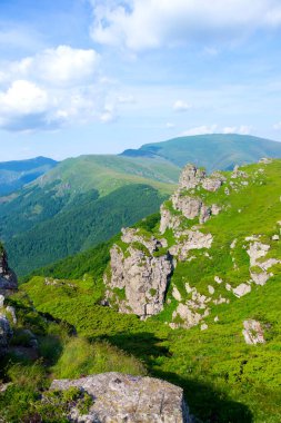 Kendinizi, görkemli dağ zirvelerinin gökyüzüne değdiği, bereketli vadilerin sükunetle beşiği ve büyüleyici ormanların manzarayı harikaların renkleriyle boyadığı doğanın nefes kesici senfonisine daldırın.