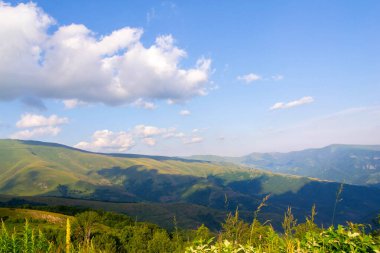 Kendinizi, görkemli dağ zirvelerinin gökyüzüne değdiği, bereketli vadilerin sükunetle beşiği ve büyüleyici ormanların manzarayı harikaların renkleriyle boyadığı doğanın nefes kesici senfonisine daldırın.