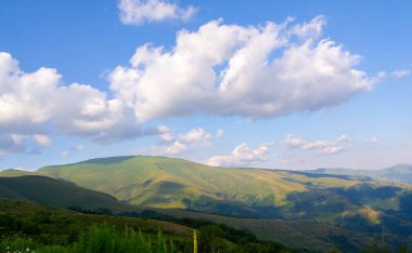 Kendinizi, görkemli dağ zirvelerinin gökyüzüne değdiği, bereketli vadilerin sükunetle beşiği ve büyüleyici ormanların manzarayı harikaların renkleriyle boyadığı doğanın nefes kesici senfonisine daldırın.