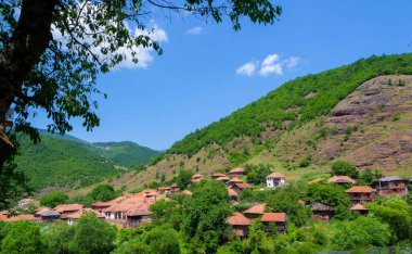 Antik bir dağ köyünün kırsal çatılarının büyüleyici manzarası, kendine özgü mimari ve doğal güzellikleri sergiliyor..