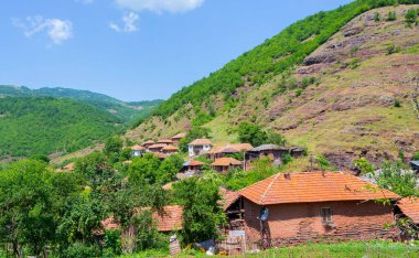 Antik bir dağ köyünün kırsal çatılarının büyüleyici manzarası, kendine özgü mimari ve doğal güzellikleri sergiliyor..