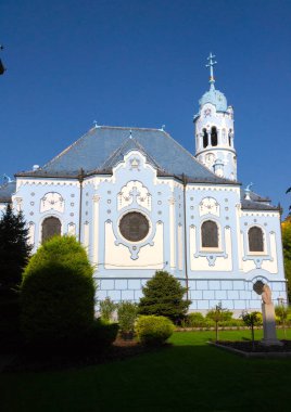 Bratislava 'daki Mavi Kilise' nin büyüleyici cazibesini keşfedin. Sizi huşu içinde bırakacak bir sanat ve mimari şaheseri.
