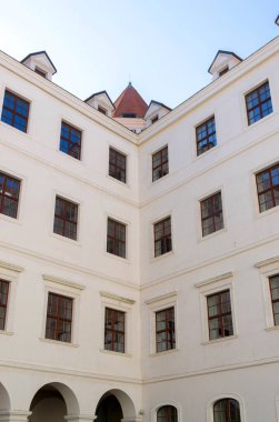 Bratislava 'daki Hrad Kalesi' nden zengin tarihi ve nefes kesici manzaraları keşfedin. Bu ikonik Slovakya kalesiyle ortaçağ ihtişamını keşfedin