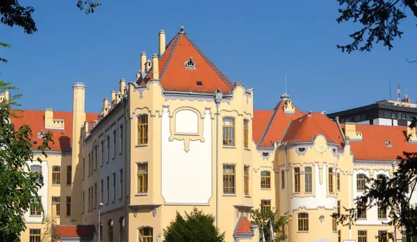 Bratislava 'nın zengin tarihini, eski şehrin kalbindeki antik mimarinin bu büyüleyici görüntüsüyle keşfedin. Zamanda her ayrıntıda bir yolculuk.