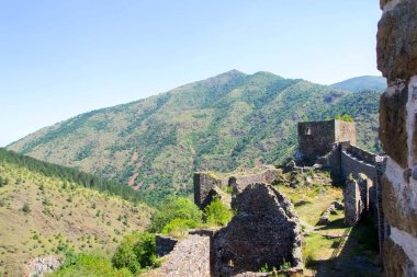 Sırbistan 'da çarpıcı bir ortaçağ kalesi olan Maglich Kalesi, İbar Nehri Vadisi' ndeki bir tepenin tepesinde yer alıyor. Yeşillik ve yuvarlanan tepelerle çevrili bu iyi korunmuş kale nefes kesici manzaralar sunuyor ve bölgeye bir göz atıyor.