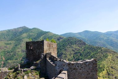 Sırbistan 'da çarpıcı bir ortaçağ kalesi olan Maglich Kalesi, İbar Nehri Vadisi' ndeki bir tepenin tepesinde yer alıyor. Yeşillik ve yuvarlanan tepelerle çevrili bu iyi korunmuş kale nefes kesici manzaralar sunuyor ve bölgeye bir göz atıyor.