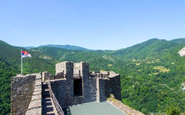 Sırbistan 'da çarpıcı bir ortaçağ kalesi olan Maglich Kalesi, İbar Nehri Vadisi' ndeki bir tepenin tepesinde yer alıyor. Yeşillik ve yuvarlanan tepelerle çevrili bu iyi korunmuş kale nefes kesici manzaralar sunuyor ve bölgeye bir göz atıyor.