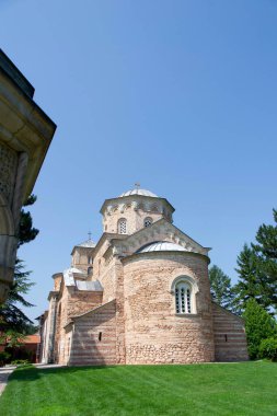 Sırbistan 'da çarpıcı bir ortaçağ kalesi olan Maglich Kalesi, İbar Nehri Vadisi' ndeki bir tepenin tepesinde yer alıyor. Yeşillik ve yuvarlanan tepelerle çevrili bu iyi korunmuş kale nefes kesici manzaralar sunuyor ve bölgeye bir göz atıyor.