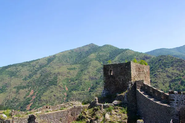 Sırbistan 'da çarpıcı bir ortaçağ kalesi olan Maglich Kalesi, İbar Nehri Vadisi' ndeki bir tepenin tepesinde yer alıyor. Yeşillik ve yuvarlanan tepelerle çevrili bu iyi korunmuş kale nefes kesici manzaralar sunuyor ve bölgeye bir göz atıyor.