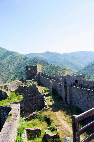 Sırbistan 'da çarpıcı bir ortaçağ kalesi olan Maglich Kalesi, İbar Nehri Vadisi' ndeki bir tepenin tepesinde yer alıyor. Yeşillik ve yuvarlanan tepelerle çevrili bu iyi korunmuş kale nefes kesici manzaralar sunuyor ve bölgeye bir göz atıyor.