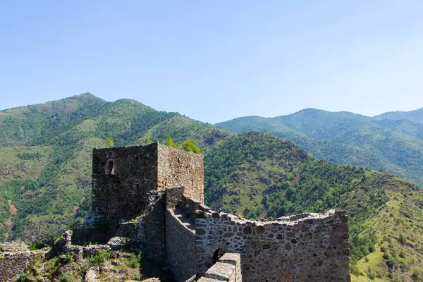 Sırbistan 'da çarpıcı bir ortaçağ kalesi olan Maglich Kalesi, İbar Nehri Vadisi' ndeki bir tepenin tepesinde yer alıyor. Yeşillik ve yuvarlanan tepelerle çevrili bu iyi korunmuş kale nefes kesici manzaralar sunuyor ve bölgeye bir göz atıyor.