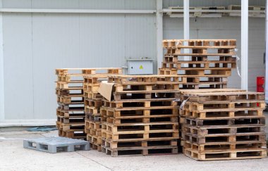 Sanayi depolama ve organizasyonun sergilendiği bir dizi ahşap paletler görsel olarak cazip bir düzenleme..