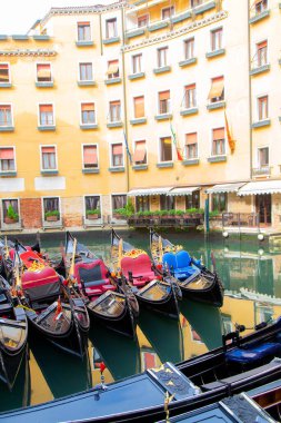 Venedik, İtalya 'da Cavalletto Oteli' nin yanındaki kanala kenetlenmiş güzel dekore edilmiş gondollar klasik bir Venedik gezisine çıkmaya hazır..