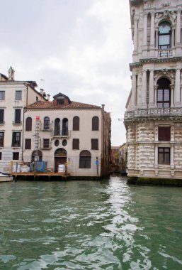 Büyük Kanal boyunca uzanan tarihi Venedik binaları klasik İtalyan mimarisini gözler önüne seriyor. İkonik kanal suları, İtalya 'nın ünlü kanalları Venedik' in cazibesini artıran tekne ve gondollarla ön cepheleri yansıtıyor..