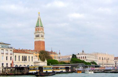Büyük Kanal boyunca uzanan tarihi Venedik binaları klasik İtalyan mimarisini gözler önüne seriyor. İkonik kanal suları, İtalya 'nın ünlü kanalları Venedik' in cazibesini artıran tekne ve gondollarla ön cepheleri yansıtıyor..