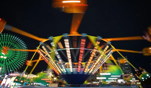 Bir Sürü Renkli Işığı Olan Lunapark Gezilerinin Gece Görüşü — Stok fotoğraf