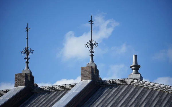 晴空万里 屋顶上的避雷针 — 图库照片