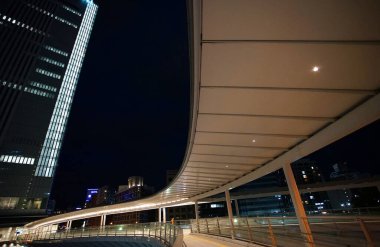 Japonya 'nın Yokohama kentindeki bir yaya köprüsünün gece görüşü                               