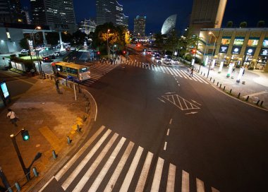 Japonya 'nın Yokohama kentindeki bir kavşağın gece görüşü                               