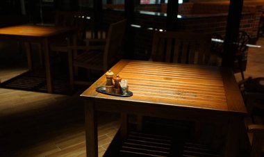   Gece odasındaki tahta masa ve sandalyeler.                             