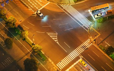 Yüksek bir görüş noktasından kentsel kavşağın gece görüşü                               