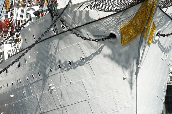 在阳光灿烂的日子 一艘白色帆船的船头 — 图库照片