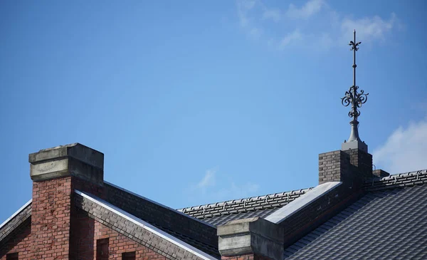 晴空万里 屋顶上的避雷针 — 图库照片