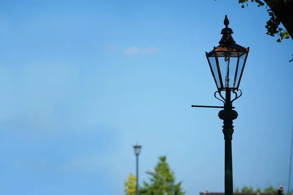 Şehir Sokaklarında Mavi Gökyüzü Sokak Lambaları Manzarası — Stok fotoğraf