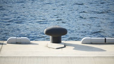 Güneşli bir günde liman rıhtımında demirleme mevzileri                               