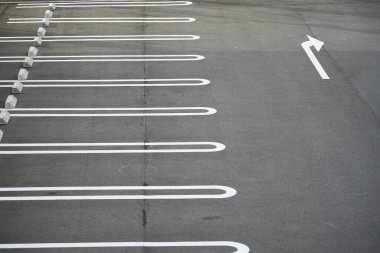 Park yerinin asfalt yüzeyinde beyaz çizgiler                               