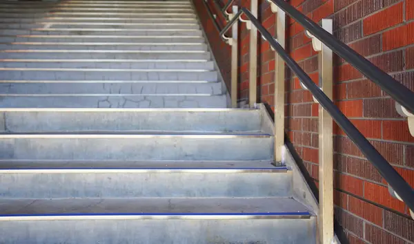 Halka Açık Tuğla Bir Binada Tırabzanlı Merdiven — Stok fotoğraf