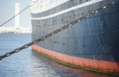 The ship which it is moored with a chain, and anchors in the port                              