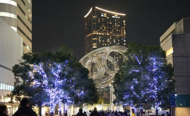 Noel sezonunda aydınlık şehir sokaklarının gece manzarası                               