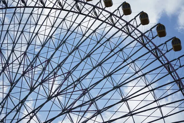 Gôndola Roda Gigante Parque Diversões Dia Céu Azul Ensolarado — Fotografia de Stock