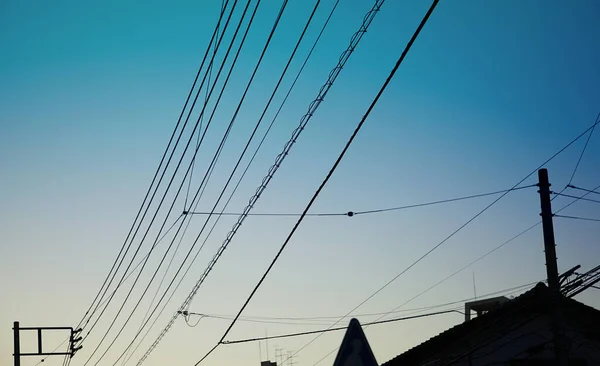 Ηλεκτρικά Καλώδια Σέρνονται Στον Ουρανό Της Πόλης — Φωτογραφία Αρχείου