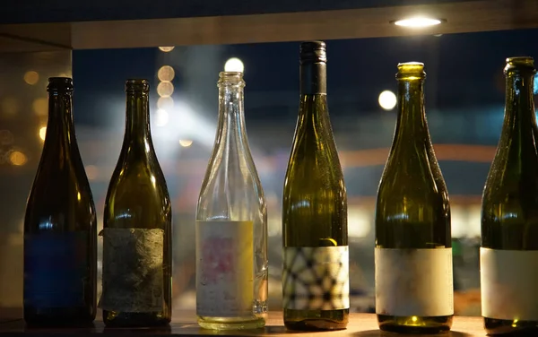 Багато Пляшок Алкоголю Розміщені Полицях Батончиків Вночі — стокове фото