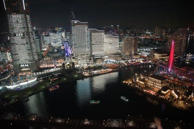 Japon Yokohama Limanı 'ndaki gökdelenlerin gece görüşü                               