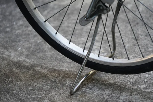 駐車中の自転車の後輪のタイヤ — ストック写真