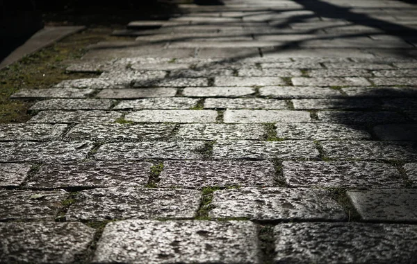 阳光明媚的城市街道上的鹅卵石地面 — 图库照片