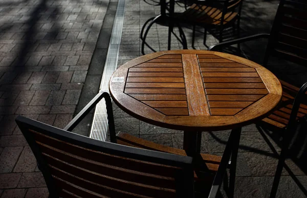 Stolik Kawiarni Ulicy Oświetlony Wieczornym Zachodem Słońca — Zdjęcie stockowe