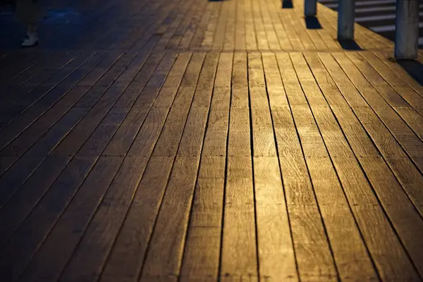 Тротуар Деревянным Полом Освещенным Вечернему Закату — стоковое фото