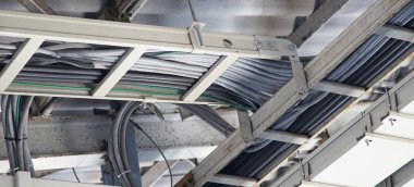 Güç ve sinyal kabloları binanın tavanına yönlendirildi.                               