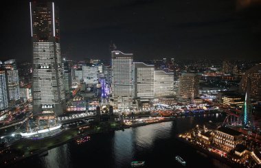  Japon Yokohama Limanı 'nda aydınlatılmış modern gökdelenlerin gece görüşü                              