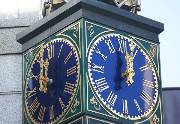Синя Годинникова Вежа Міській Вулиці Показує Годин Опівдні — стокове фото
