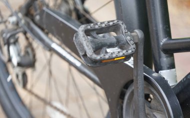 Pedalların arkası ve eski bir bisikletin lastikleri.                               