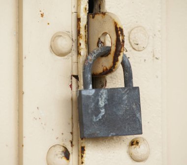 Binanın girişindeki paslı eski kilit.                               